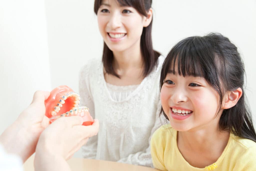 小児矯正で笑顔の親子