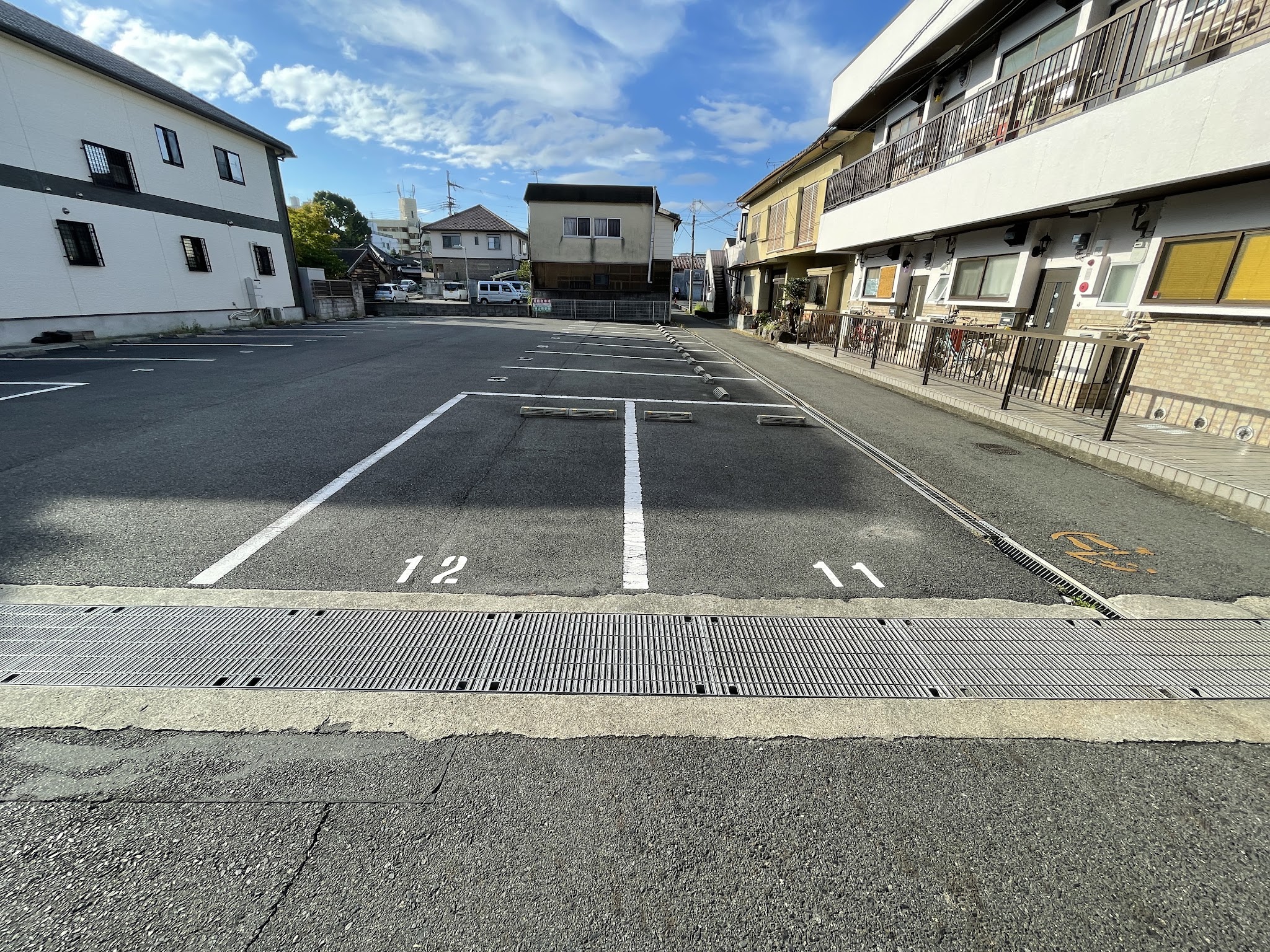 第2駐車場の11番・12番。写真の右が11番、左が12番です。