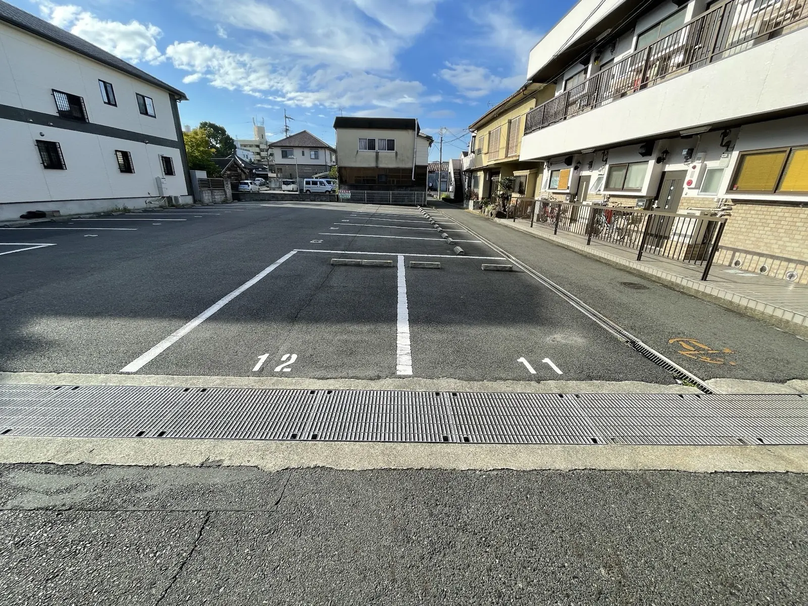 第2駐車場の11番・12番。写真の右が11番、左が12番です。